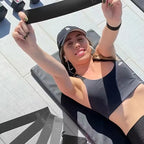 Nainen treenaa Fitvect-vastuskuminauhoilla laattalattialla