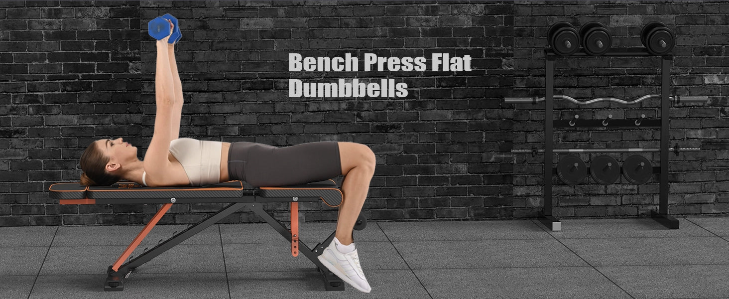 Henkilö suorittaa penkkipunnerrusta käsipainoilla kuntosalilla