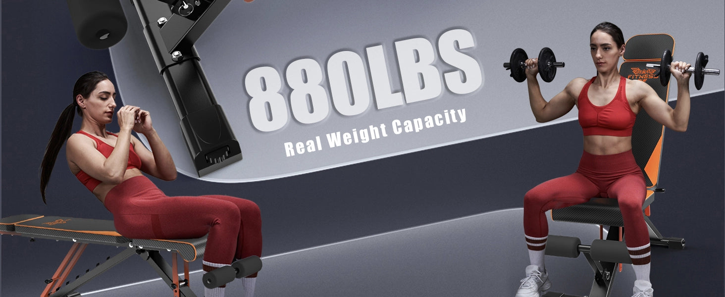 Kaksi naista treenaa painonnostolaitteiden kanssa kuntosalilla, jossa on kyltti, jossa lukee "880LBS Real Weight Capacity".