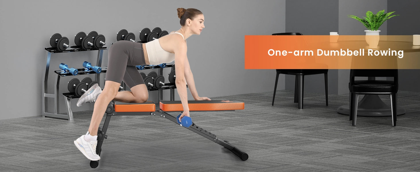 Nainen suorittaa yhden käden käsipainosoutuharjoitusta kotitoimistossa kuntosalilaitteiden kanssa.