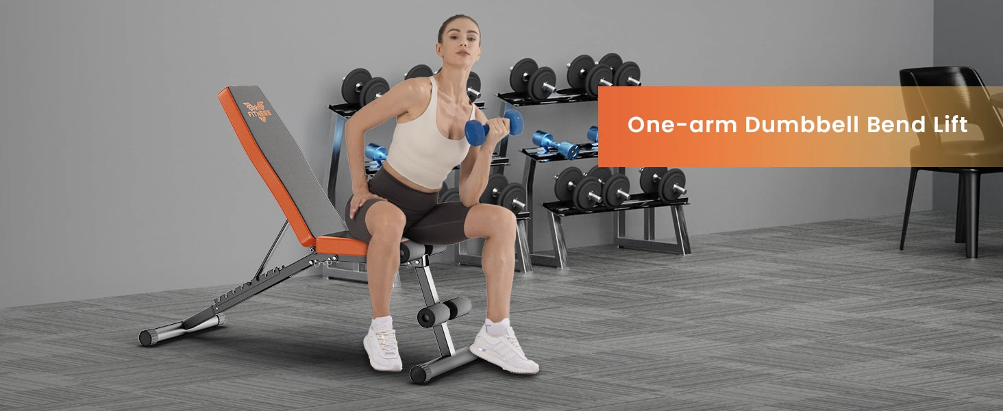 Henkilö suorittaa yhden käden käsipainolla taivutusnostoa painopenkillä.