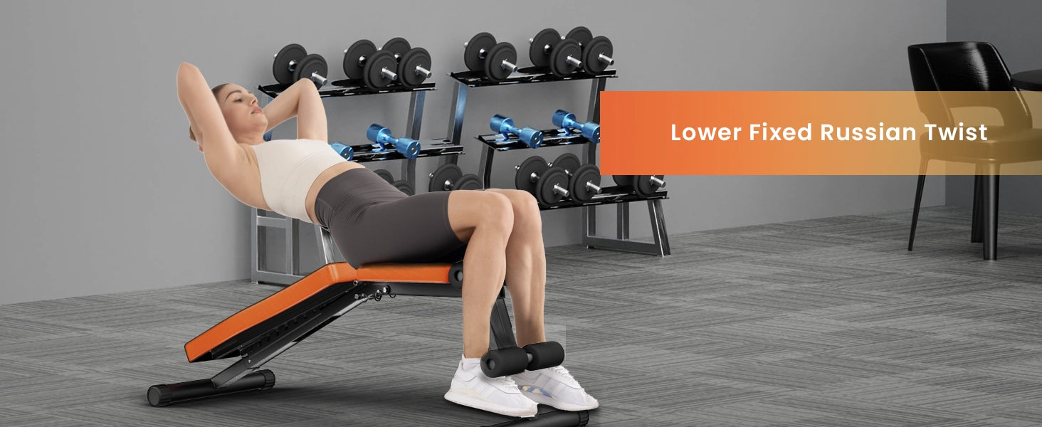 Henkilö suorittaa alaosan kiinteän venäläisen kierteen liikkeitä painopenkillä.