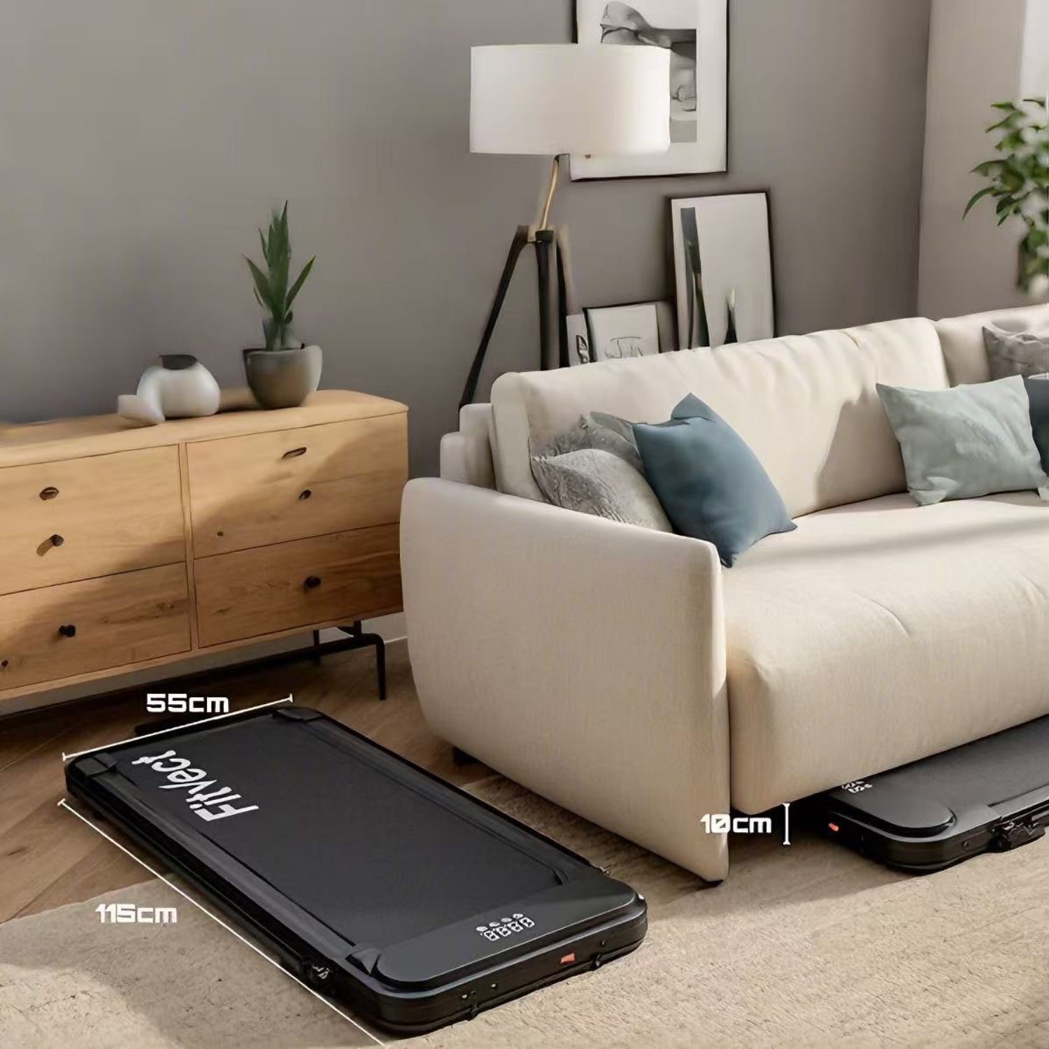 Musta matkalaukku puulattialla, taustalla beigenvärinen sohva ja puinen kaappi.